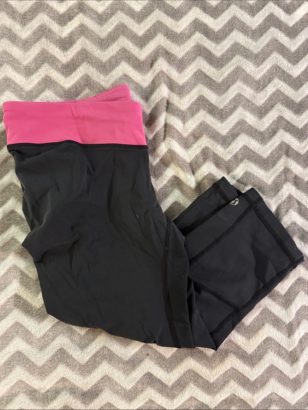 Women’s Black High-Waist Capri Leggings with Pink Waistband